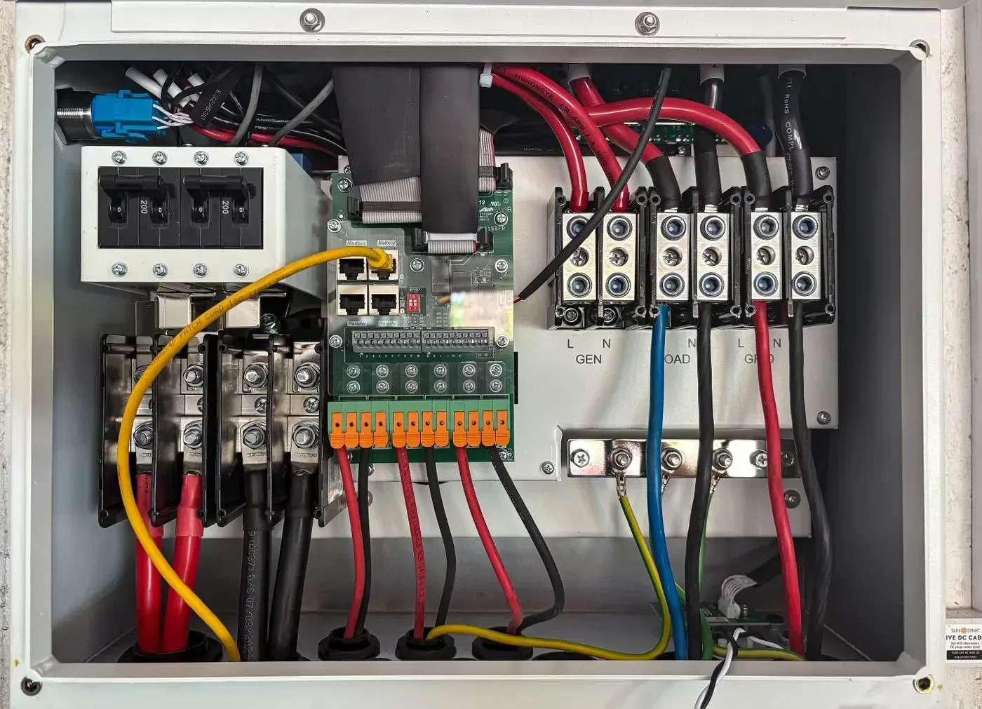 Électricien réglant un éclairage connecté dans une maison à Lieusaint (77127)