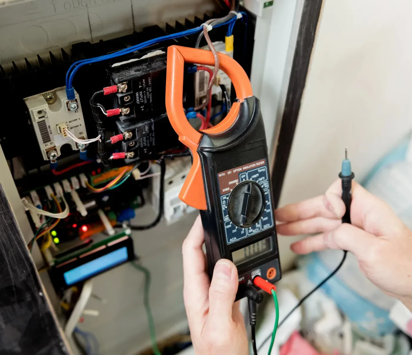 Raccordement d'un moteur de volet roulant lors d'une installation à Sénart