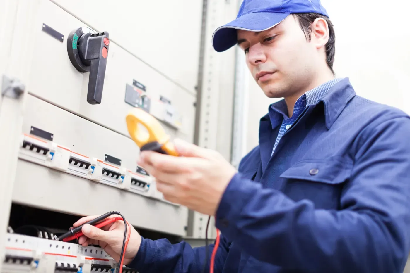 Électricien programmant des scènes lumineuses à Lieusaint